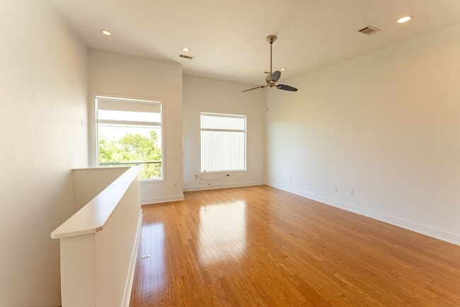 Building Photo - Welcome to a stunningly beautiful 2 bed 2.5 bath located in the heart of Austin, TX!