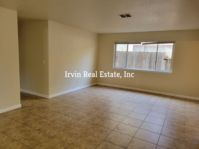 Building Photo - 3 Bedroom and 2 bath duplex