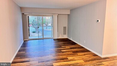 Building Photo - 5817 Cove Landing Rd