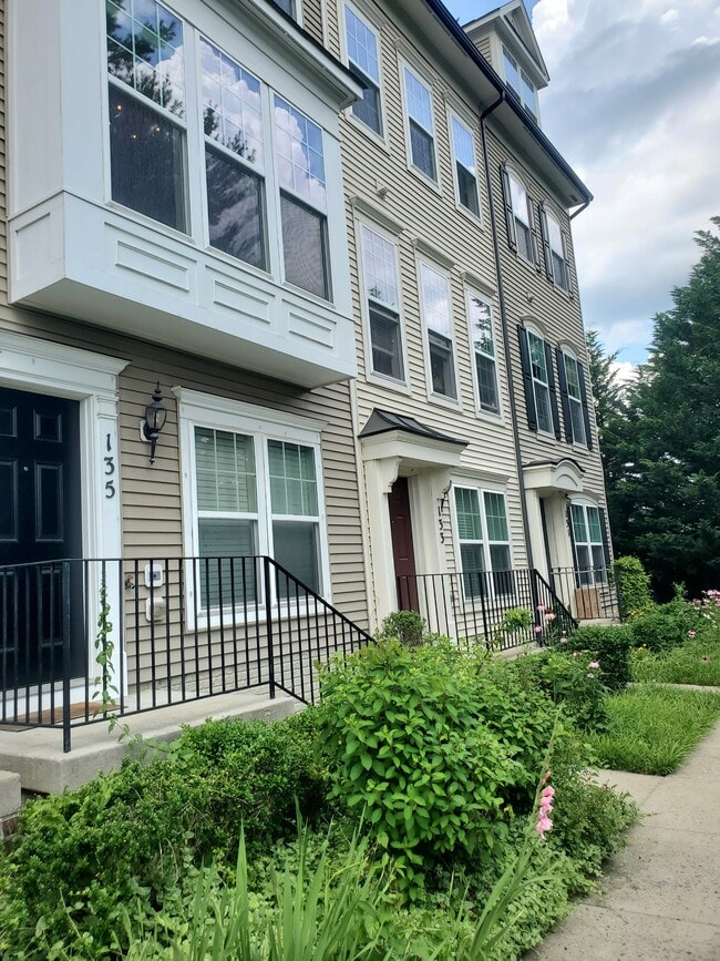 Building Photo - 135 Prado Ln