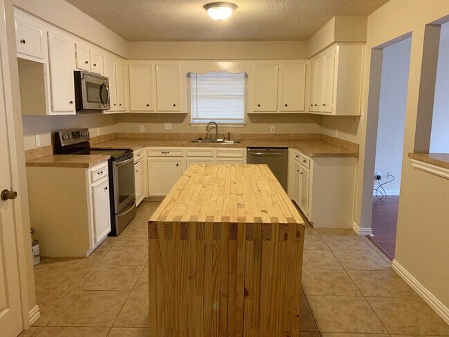 Building Photo - 1006 Poppets Way