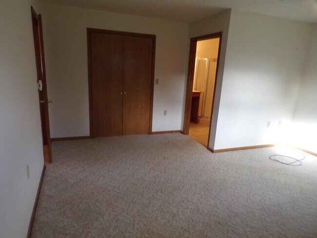 DORMITORIO PRINCIPAL Y BAÑO - 403 E Drake St