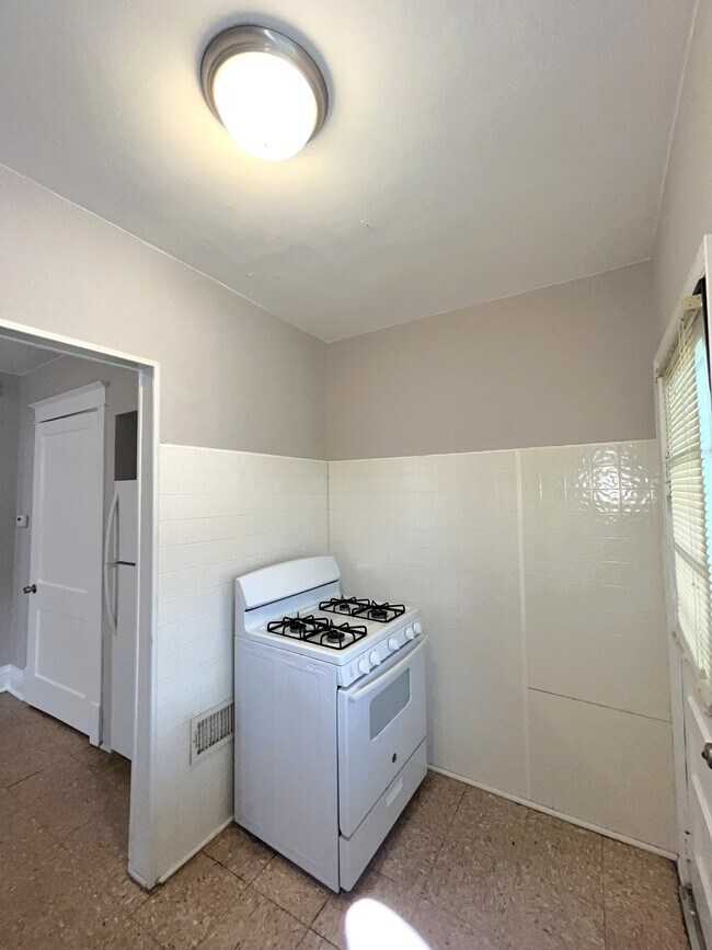 Foto del edificio - 5243 Bancroft Ave