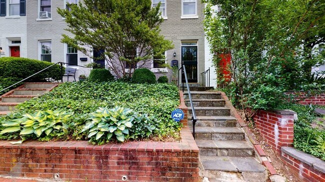 Building Photo - Bright & Beautiful 2 Bedroom + Den in Glov...