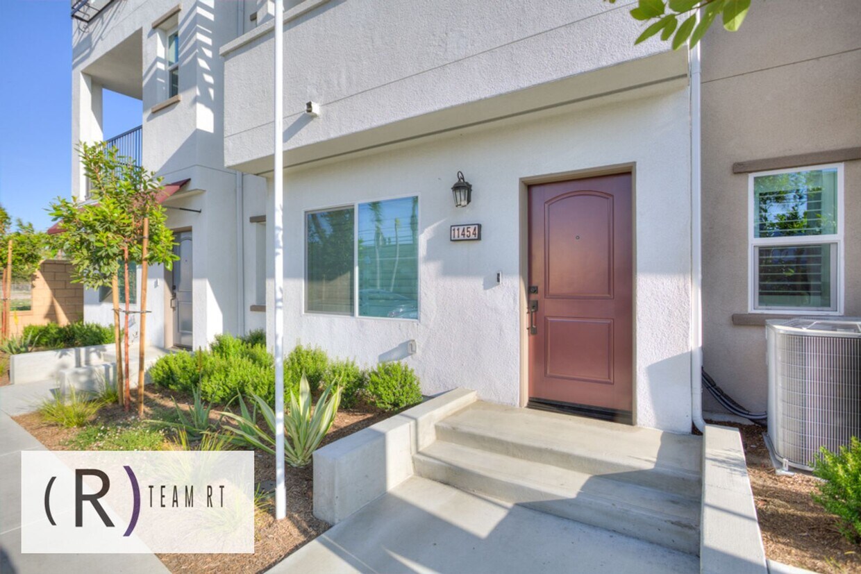Primary Photo - Gorgeous 3 Story 4 Bedroom 3.5 Bathroom Br...