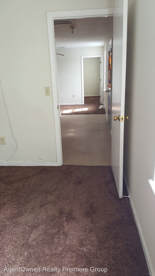 Building Photo - 2 br, 1 bath House - 682 Hughes Rd  Unit A
