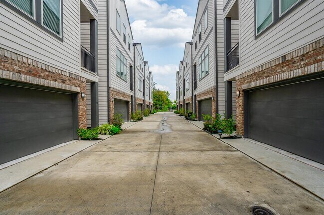 Building Photo - 756 W Donovan St