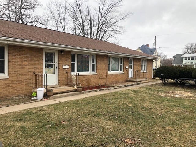 Primary Photo - 1111 E Hazard Ave