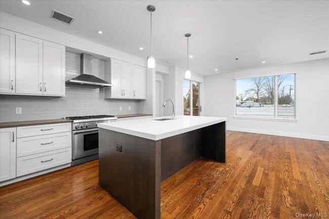 Building Photo - 422 E Boston Post Rd