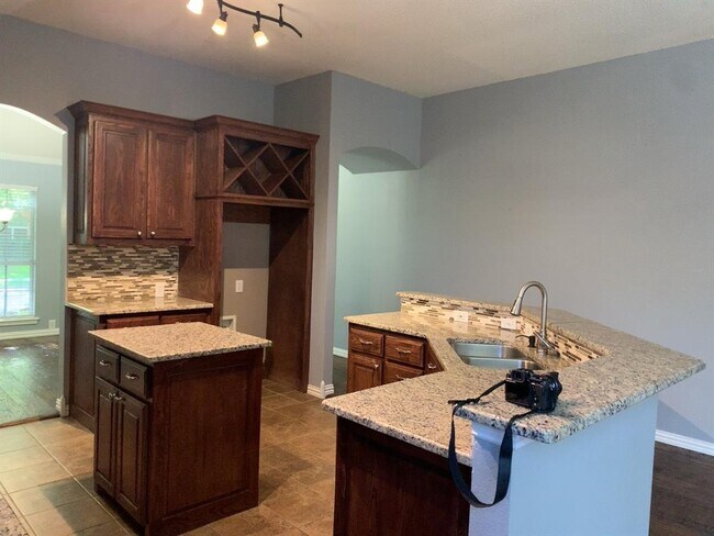 Foto del edificio - 7618 Cordova Dr