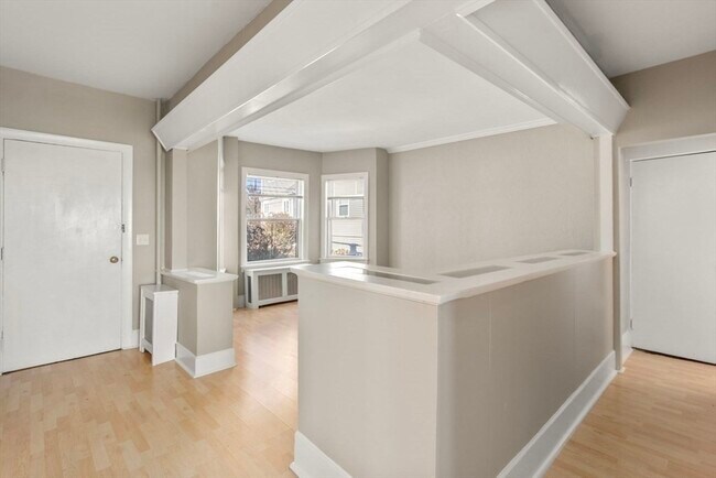 Foto del edificio - 73 Grovers Ave