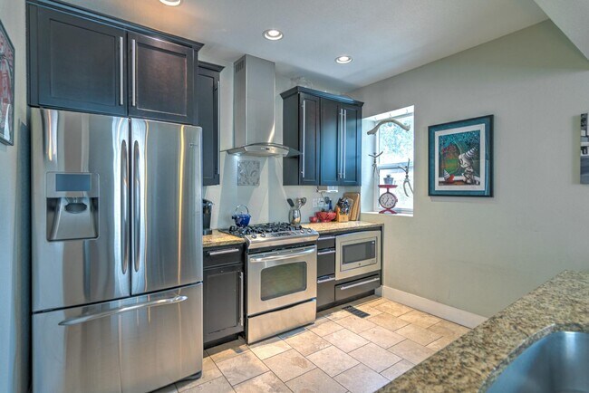 Foto del edificio - Fantastic 4 bedroom, 3 bath, 2 car garage!