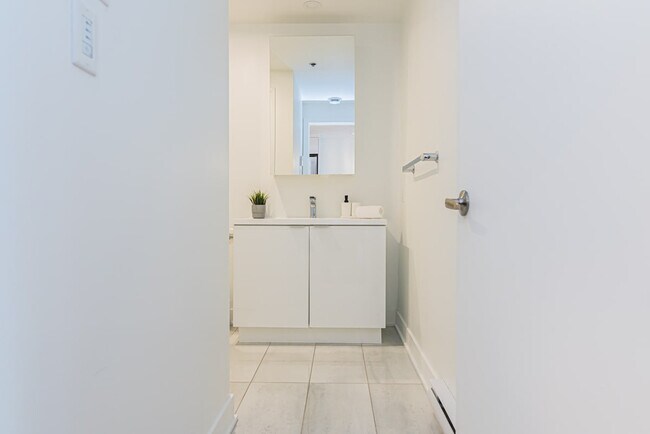 Building Photo - 885 Boul. de Maisonneuve E