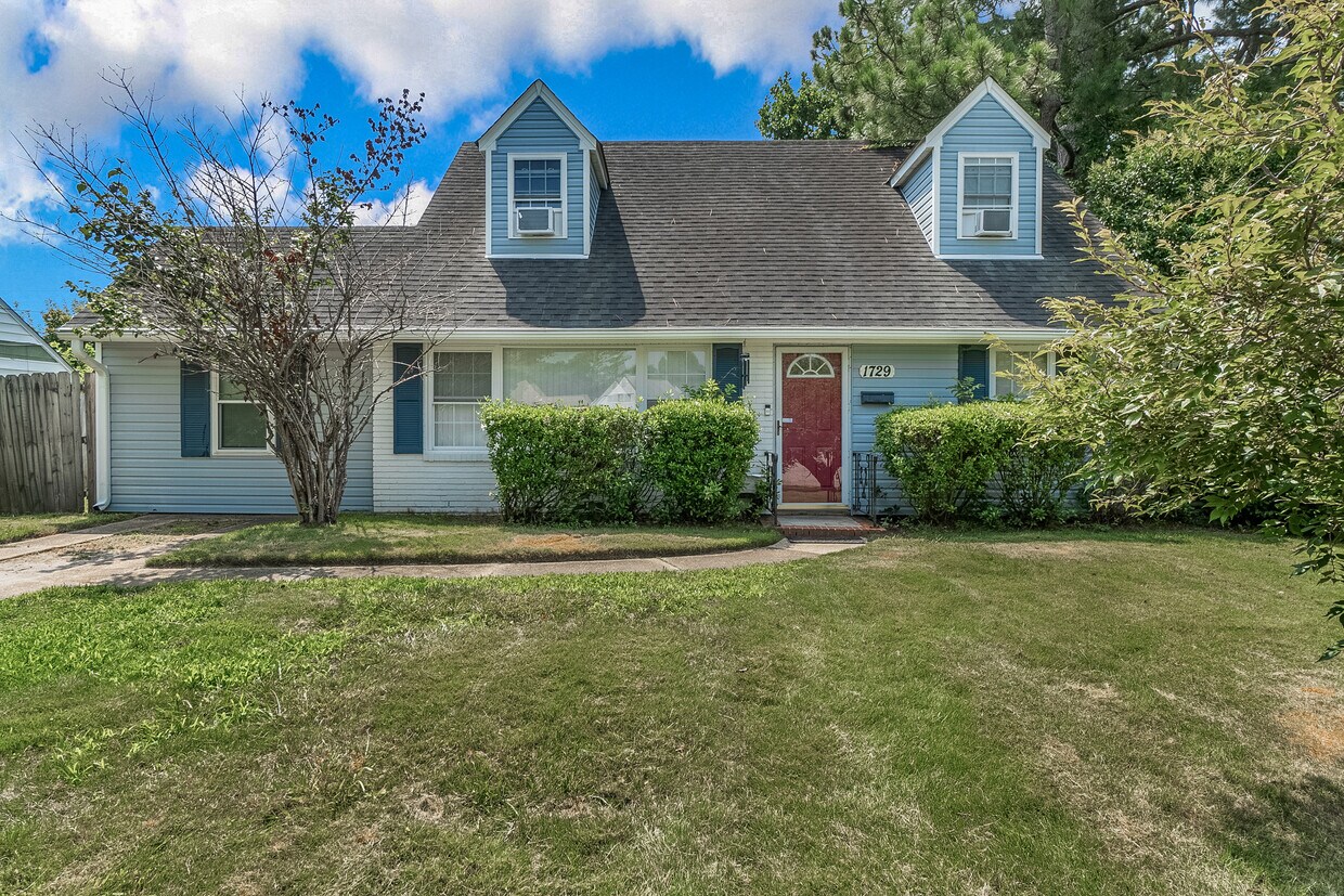 Primary Photo - 1729 S Lakeland Dr