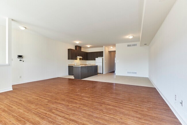Photo du bâtiment - Spacious 2 bedroom unit with outdoor space
