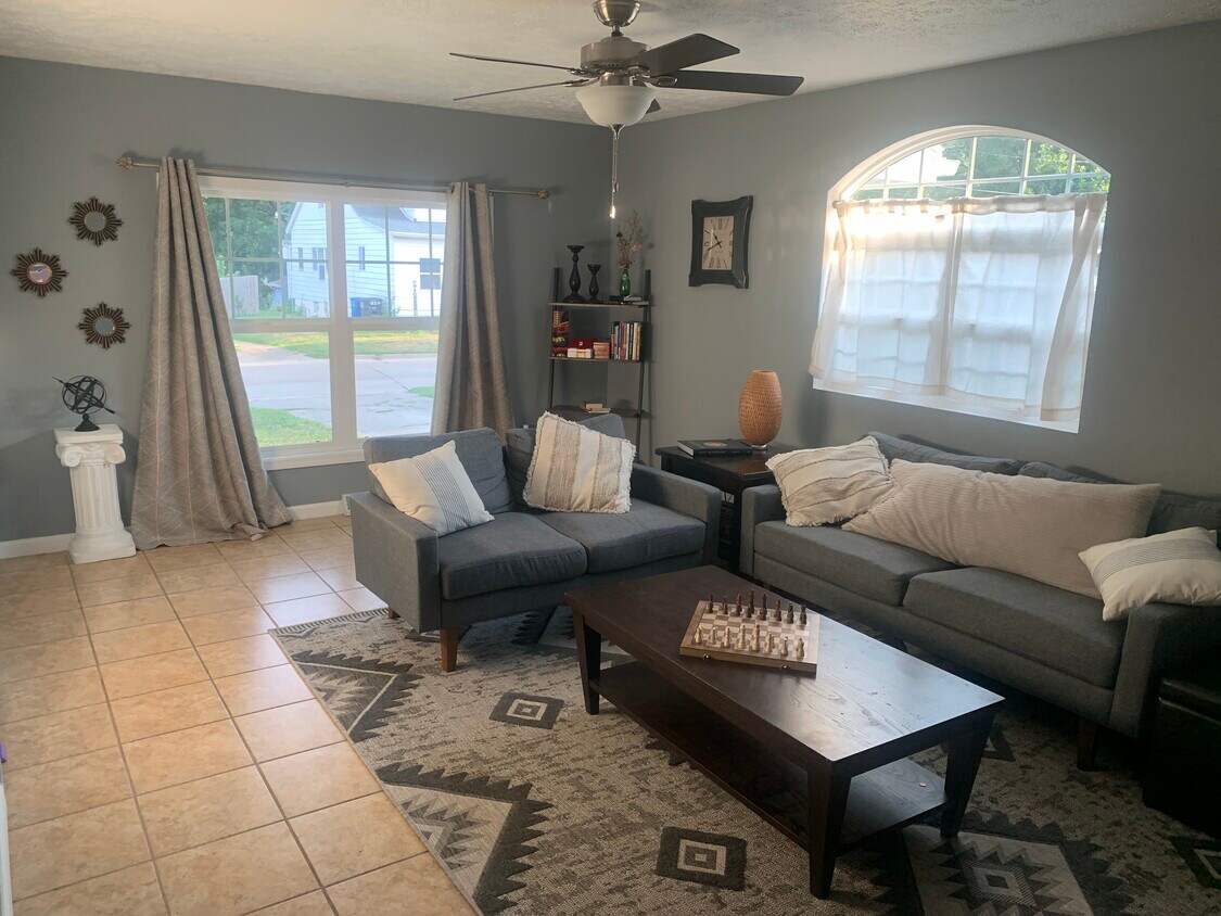 living room - 1223 Emma Ave