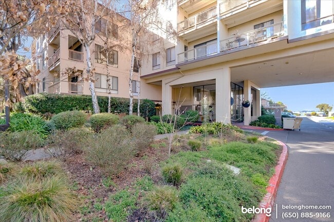 Building Photo - 7 Commodore Dr