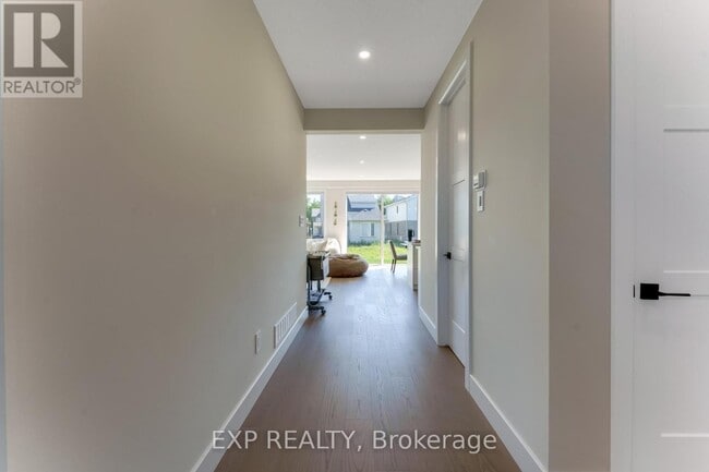 Building Photo - 266 Hesselman Cres