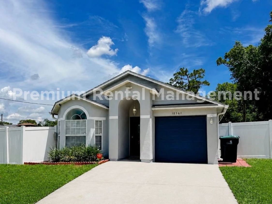 3 Bedrooms in a large private fenced lot. This is an East Orlando Gem! Furnished or Unfurnished o... - 3 Bedrooms in a large private fenced lot. This is an East Orlando Gem! Furnished or Unfurnished o...