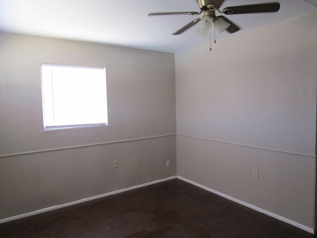 Building Photo - Duplex Across from SWOSU