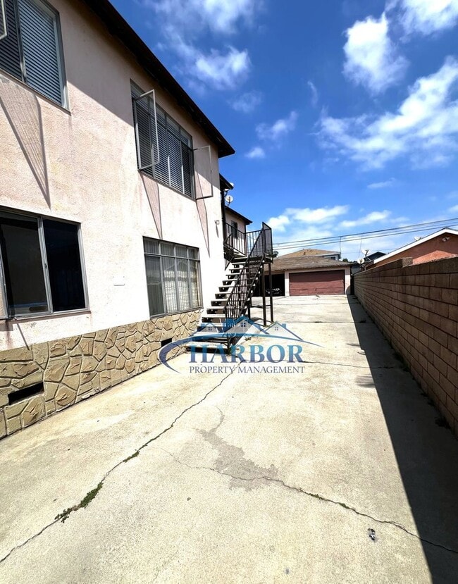 Building Photo - 4367 W 133rd St