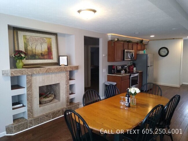 Building Photo - Amazing 4 Bed 2 Bath House Near Downtown S...