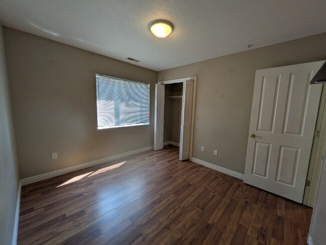 Foto del edificio - 861 W Columbia Ln