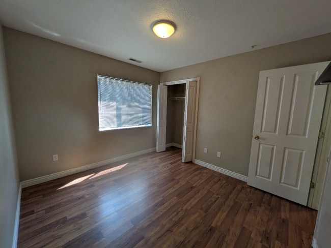 Building Photo - 861 W Columbia Ln