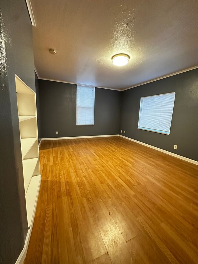 Building Photo - One Bedroom | One Bath The Dalles