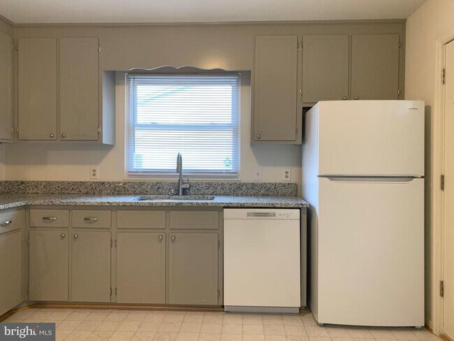 Building Photo - 1813 Meadow Dr