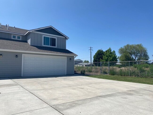 Building Photo - Stunning 4 Bedroom 2.5 Bath Duplex town ho...