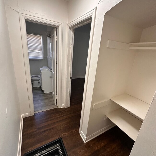 Building Photo - $525 - 1 bed / 1 bath - Duplex