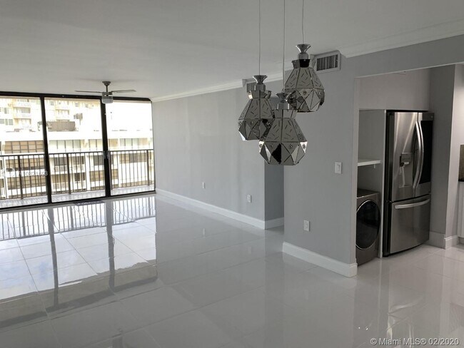 Building Photo - 1450 Brickell Bay Dr