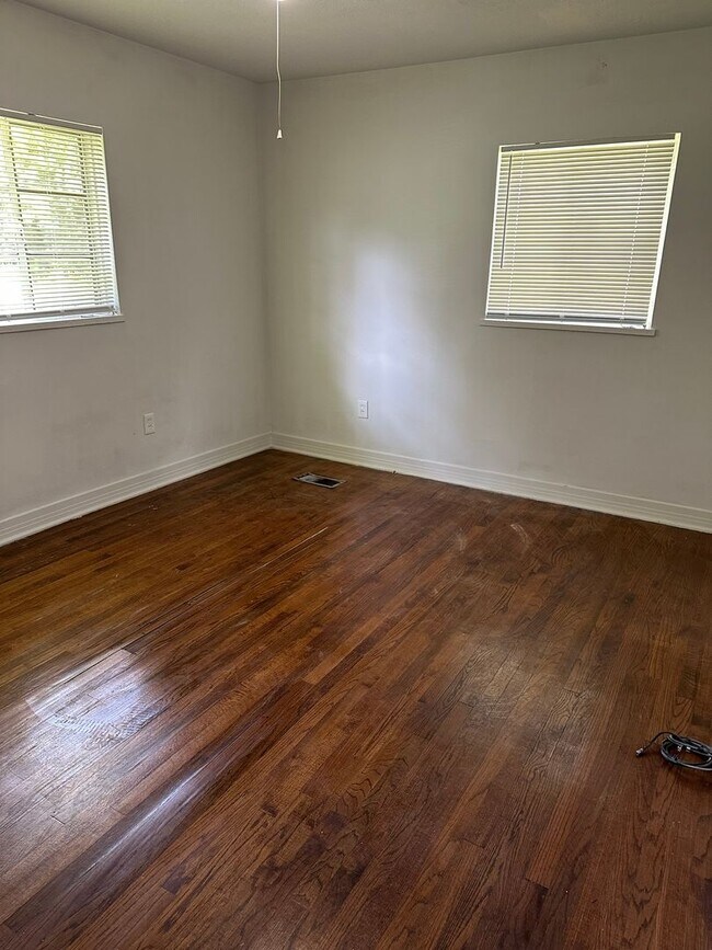 Building Photo - 405 Meadow Moss Rd