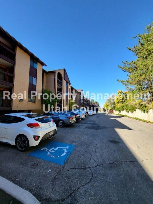 Foto del edificio - 2244 N Canyon Rd