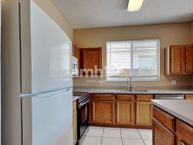 Building Photo - 443 Sand Ridge Dr