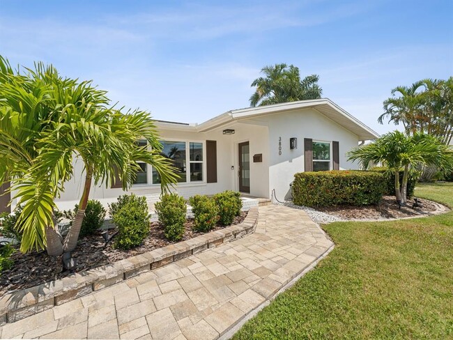 Building Photo - 3800 Bayshore Blvd NE
