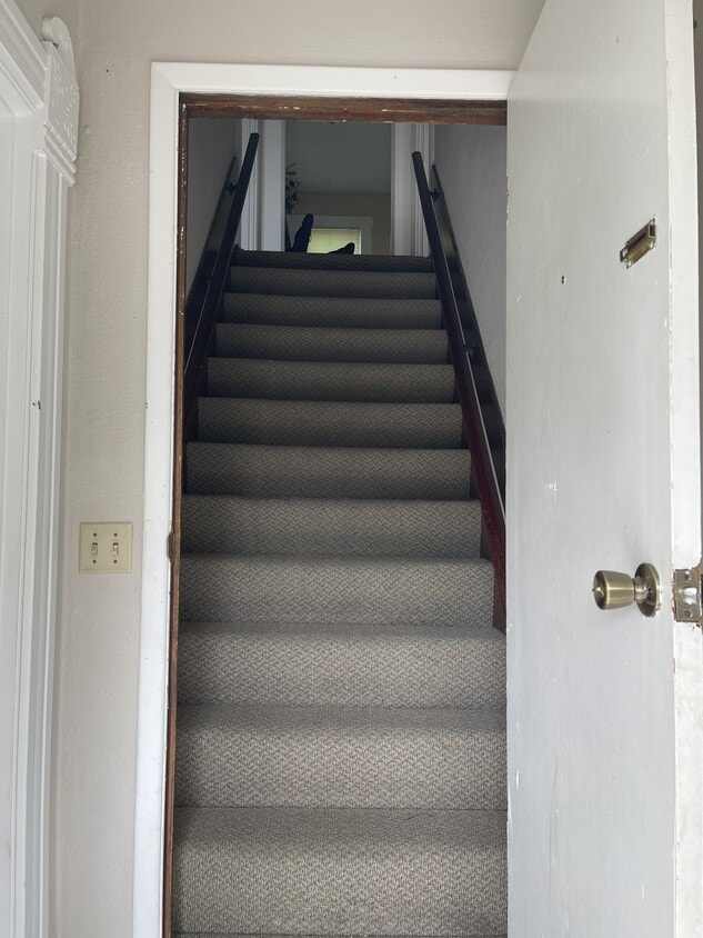 Las escaleras son empinadas - 906 1/2 S Mulberry St