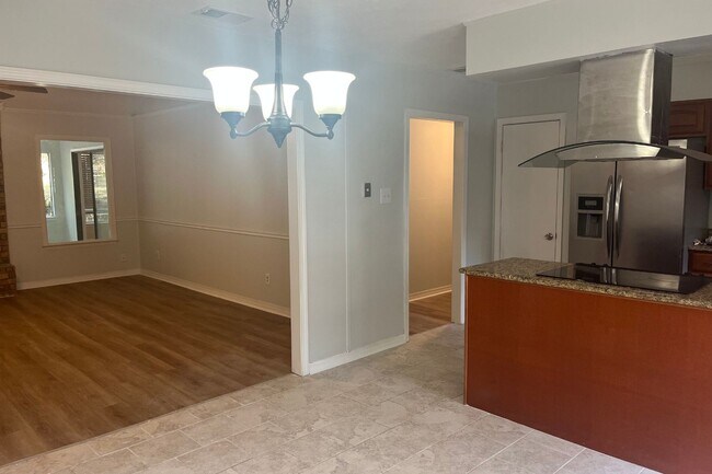 Building Photo - Beautifully Updated 4-Bedroom Home with Gr...