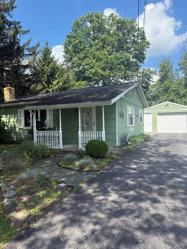 Foto del edificio - 3 Bedroom House With Large Yard and Garage