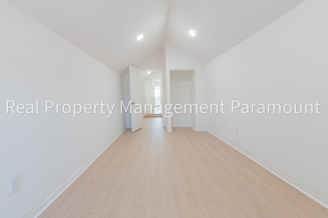 Building Photo - 433 W 56th St