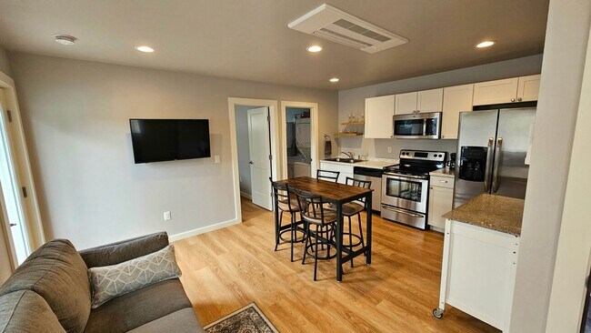 Building Photo - 1-Bed, 1-Bath Downtown Coeur d'Alene Apart...