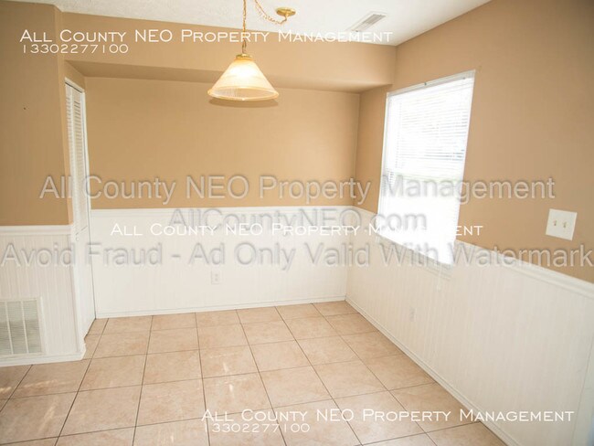 Building Photo - Beautiful Apartment Next To Golf Course!
