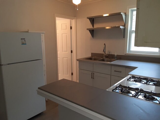 Foto del edificio - Just leased-Annual unfurnished 2/1 SFH wit...