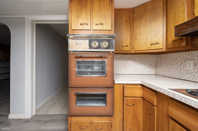 Building Photo - 3 br, 1.5 bath House - 700 2nd Ave