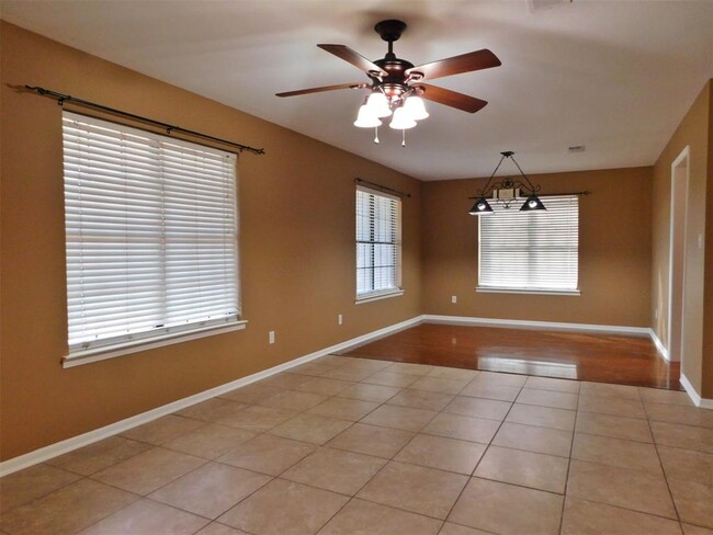 Building Photo - 847 S Farm to Market 331 Rd