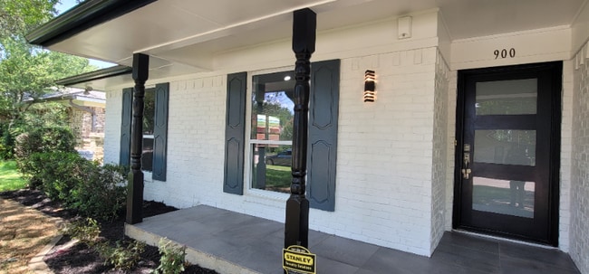 Building Photo - 900 Westminster Dr