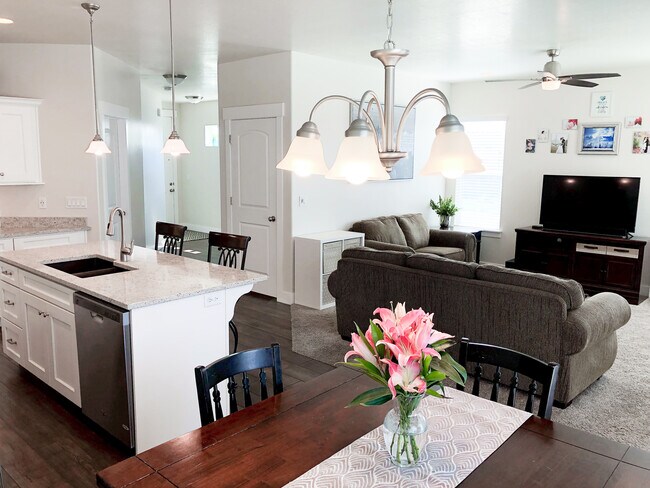 Building Photo - 627 N Fall Creek Dr