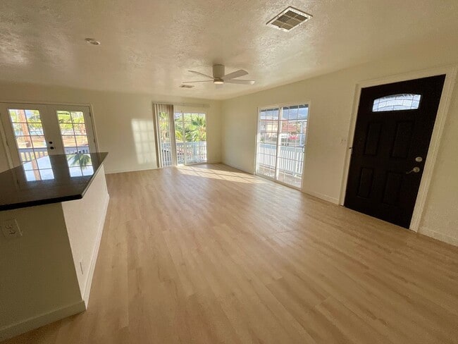 Building Photo - 3 bed 1 bath, Newly renovated, Ample Storage