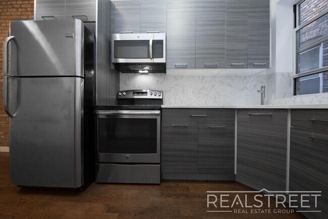 Building Photo - Modern 4 Bed 2 Bath Duplex with Yard in Stuyvesant Heights